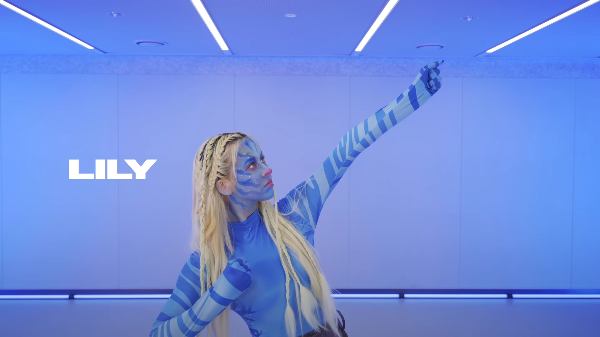 阿凡達、憂憂都來了！NMIXX 全員「藍色扮裝」宣傳新歌〈Blue Valentine〉！