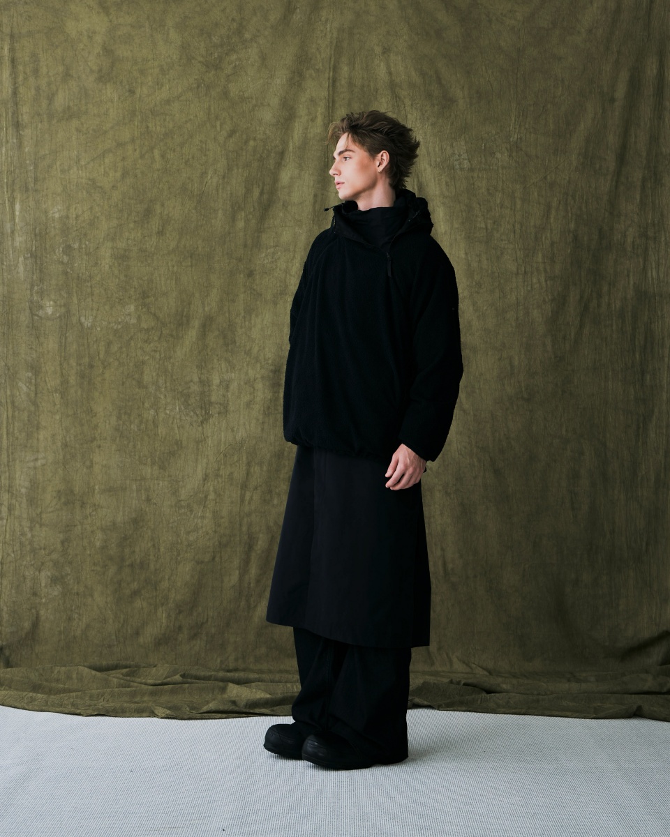 WISDOM® 全新 2025 秋冬系列正式登場，以深邃黑為基調融入灰與白的低飽和層次