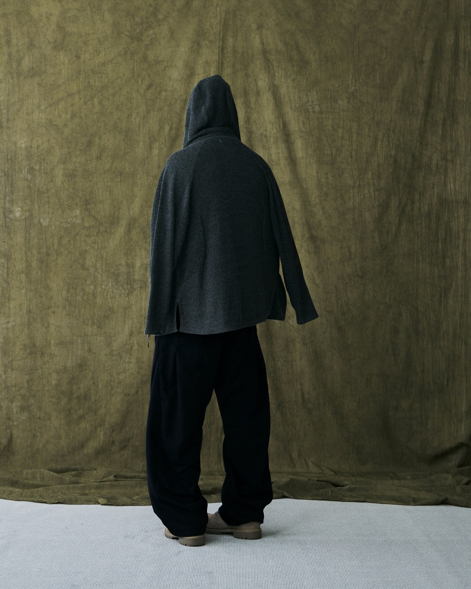 WISDOM® 全新 2025 秋冬系列正式登場，以深邃黑為基調融入灰與白的低飽和層次