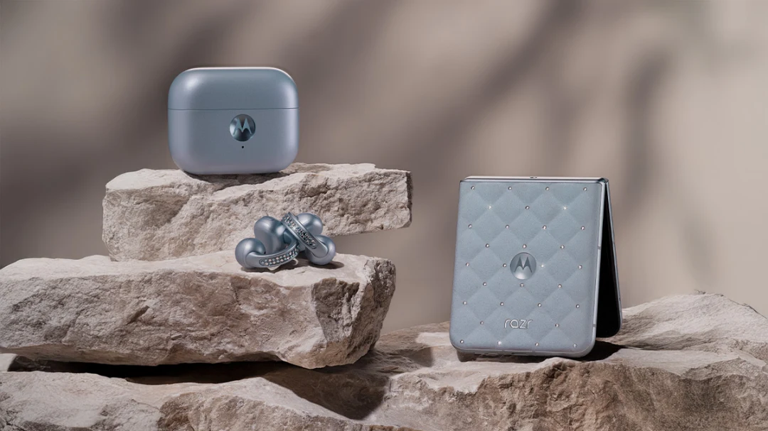 奢華水晶摺疊機！Motorola razr 60 施華洛世奇冰藍限定版開賣！35 顆水晶加持＋耳夾式耳機套組