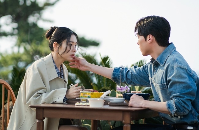 《一吻爆炸》榮登 Netflix 全球非英語影集排行榜亞軍！收視率飆至最新高點，刺激三角戀即將展開！