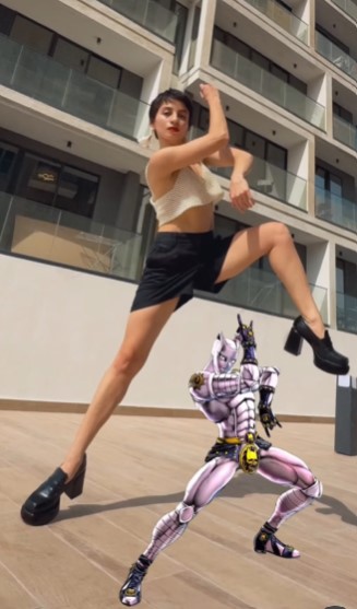 一張「高跟鞋勾網襪」藝術照吸引超過 9,000 萬次觀看，引起全網模仿拍攝風潮