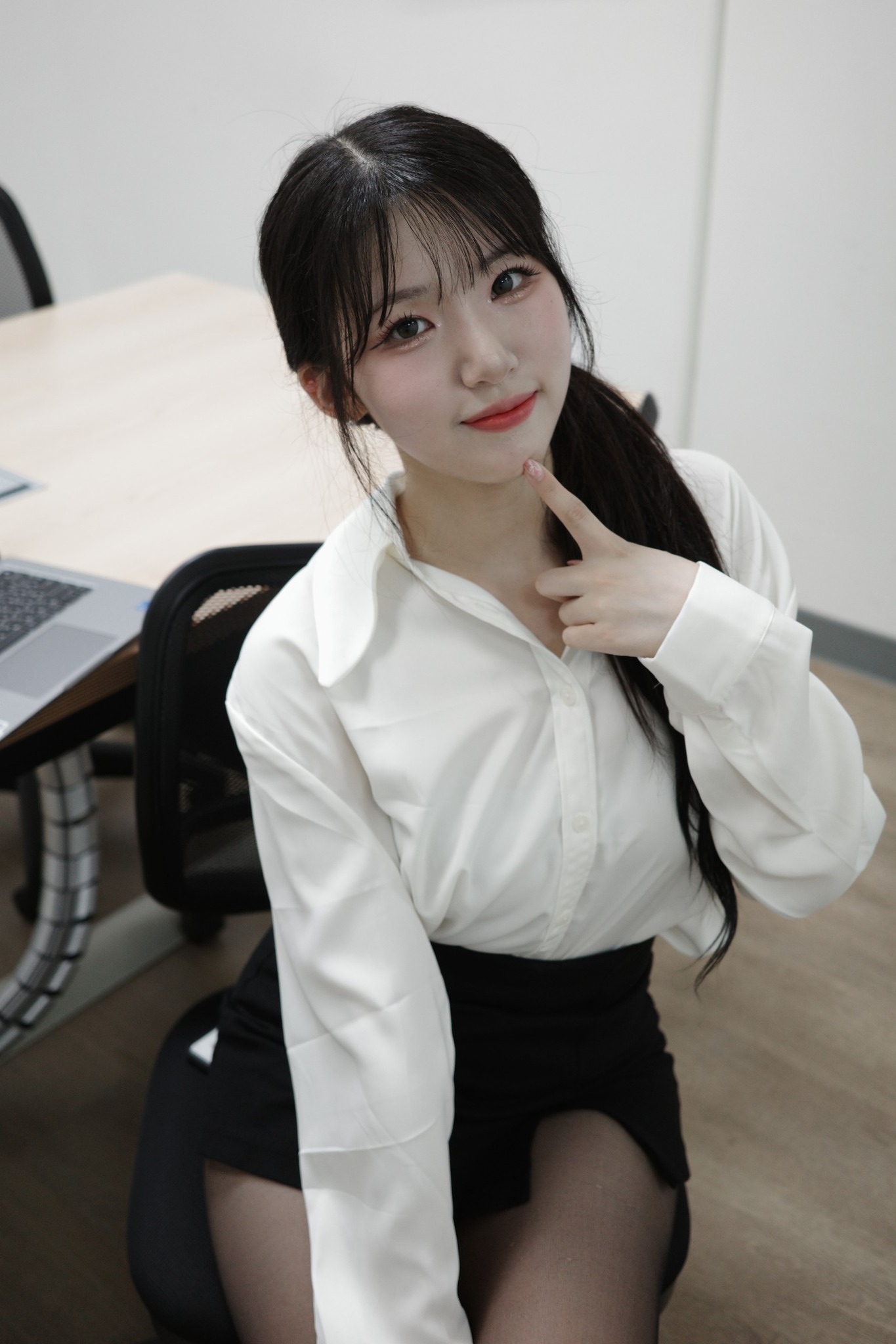 「樂天女神」廉世彬遭爆長期被性騷！狼爪竟是身邊韓籍經紀人，他疑不忍發聲