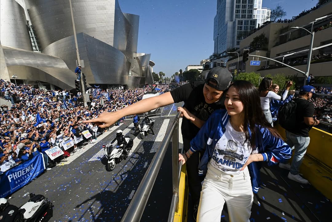 MLB道奇封王遊行上，大谷翔平和妻子真美子的一舉一動都被現場粉絲捕捉。