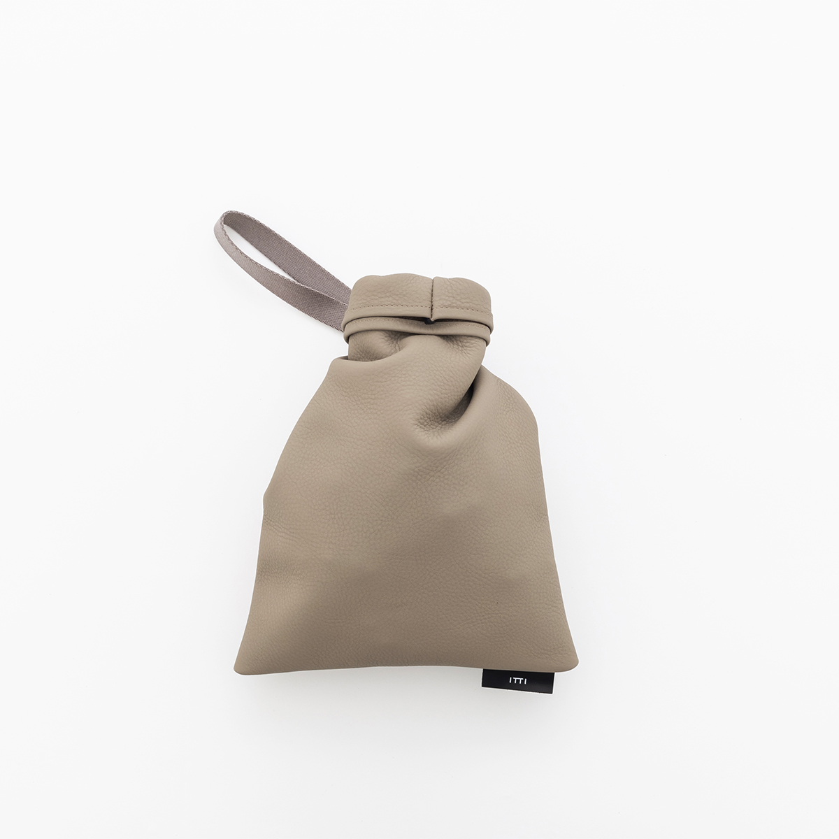 日本穿搭圈話題皮革品牌 ITTI  攜手人氣日潮品牌 CLESSTE於UNITED ARROWS 大安店展開期間限定POP UP STORE