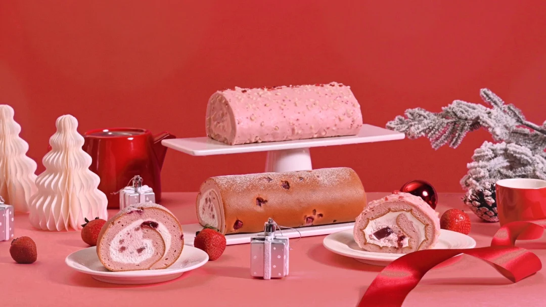亞尼克隆重獻上草莓脆皮巧克力以及戲雪尋莓生乳捲，草莓控手刀快衝