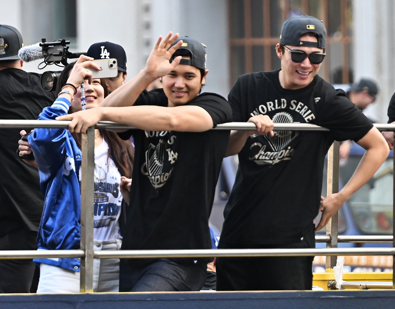 眼尖網友發現，真美子手中拿的不是最新旗艦機型，而是 2021 年推出的 iPhone 13 mini。圖片來源：達志影像