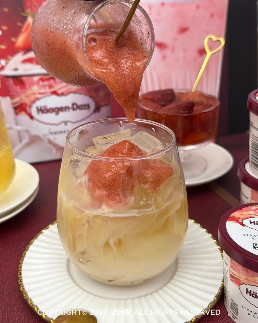 「八哈啾啾莓 草莓白奶茶（89元）」結合新鮮酸甜的草莓果泥，奶香與果香細膩平衡。