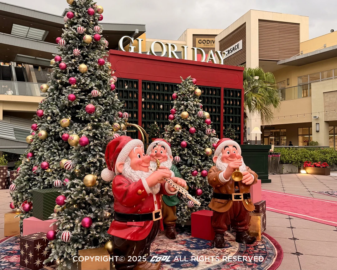 華泰名品城聖誕村特別在一期打造「Gloria Xmas Hotel」，以 70、80 年代的懷舊飯店風格，營造出濃厚的復古氛圍。