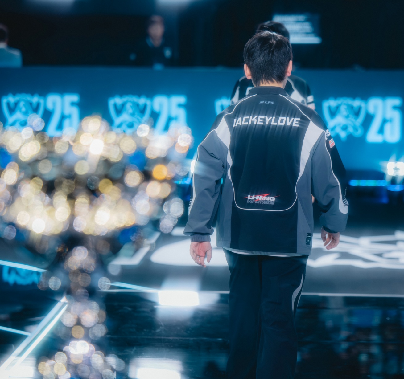 《英雄聯盟》S15 世界大賽，T1 3 比 0 速通 TES，連續四年前往冠亞賽