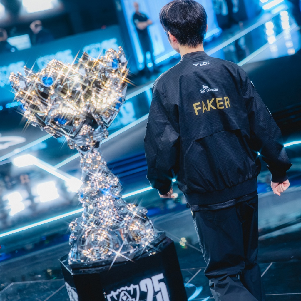 《英雄聯盟》S15 世界大賽，T1 3 比 0 速通 TES，連續四年前往冠亞賽