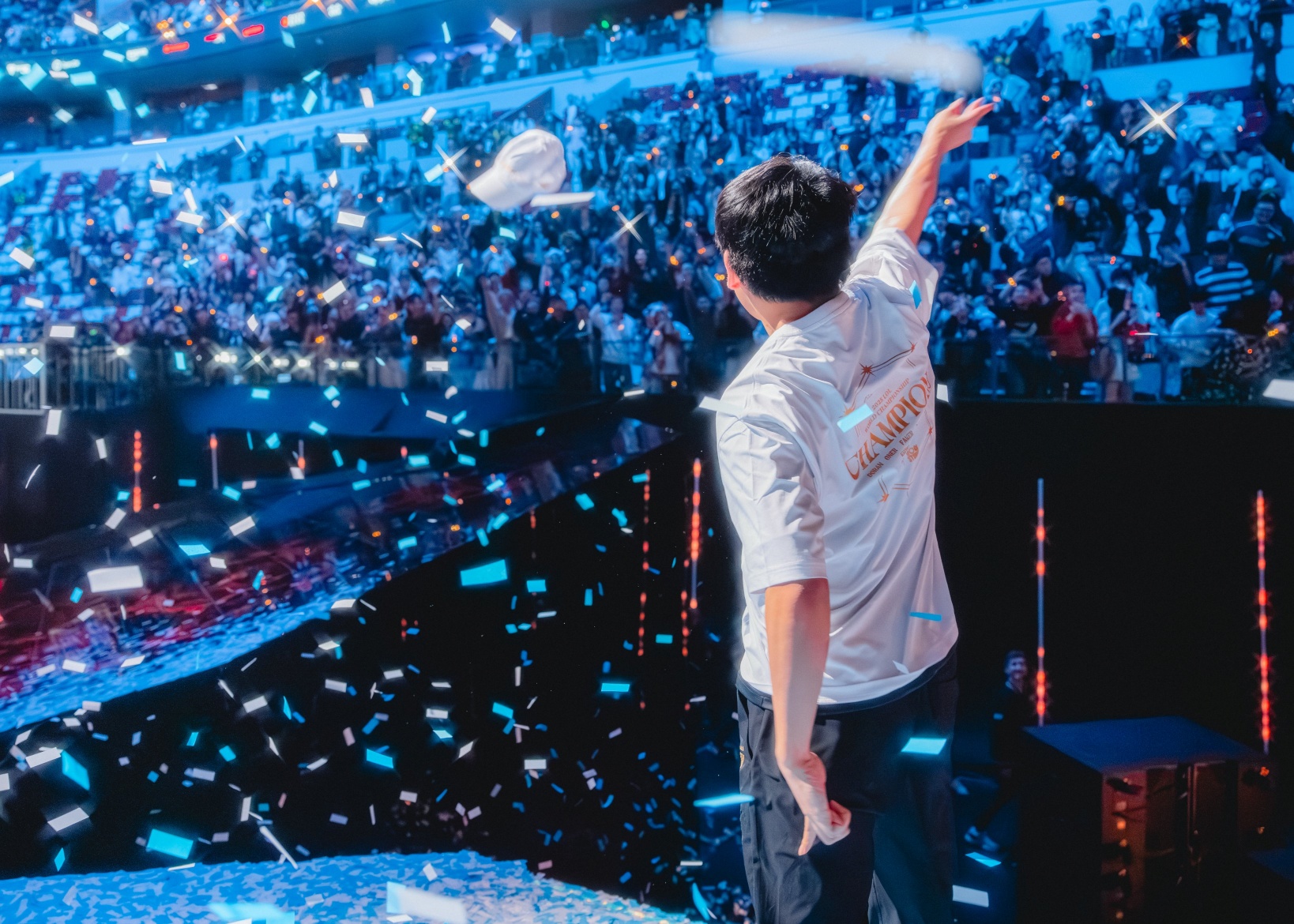 回顧今年 4 月，Guma 坐冷板凳實況喊：「我 Gumayusi 是不知道何為放棄的男人！」