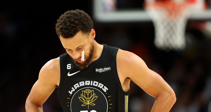 金州勇士球星 Stephen Curry 一向以自律與冷靜著稱，但他在 NBA 征戰 17 年、累積1193場比賽後，終於迎來生涯首度惡意犯規。這並非因為暴力動作，而是一個在防守時過於靠近的「魯莽撲防」。
