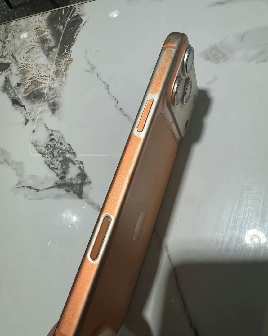 iPhone 17 Pro「宇宙橙」大掉漆，居然是用濕紙巾清潔後的結果！？