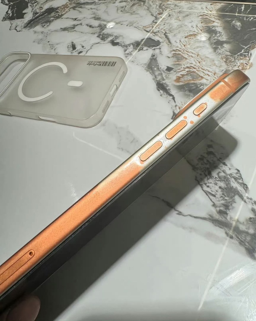 iPhone 17 Pro「宇宙橙」大掉漆，居然是用濕紙巾清潔後的結果！？