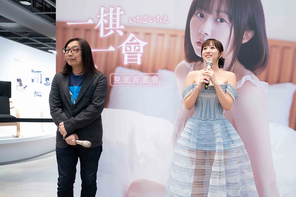 負責操刀《一棋一會 斐棋1st寫真書》的攝影大師黃天仁老師與斐棋與在場粉絲大談製作甘苦。圖片來源：尖端媒體集團提供