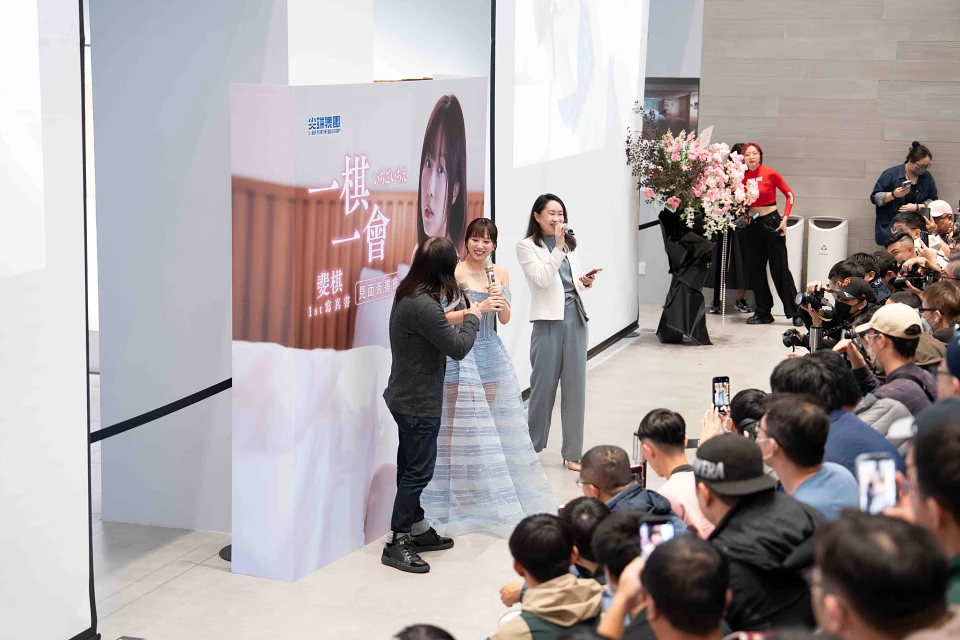 寵粉的斐棋不僅與到場的300位粉絲逐一合照，更宣布將於生日當天11月24日推出《一棋一會 斐棋1st數位寫真》。圖片來源：尖端媒體集團