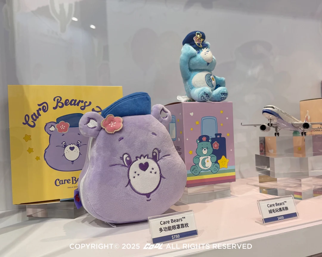 華航攜手五桐號與風靡全球的Care Bears™ 跨界聯名「彩虹樂園區」吸引不少民眾打卡。
