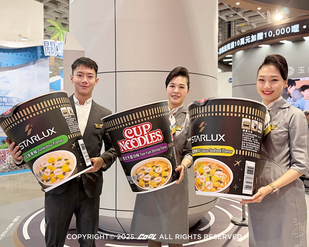 星宇航空重磅宣布與日清食品推出聯名泡麵，旅展現場設置放大版泡麵展示裝置，邀民眾拍照打卡