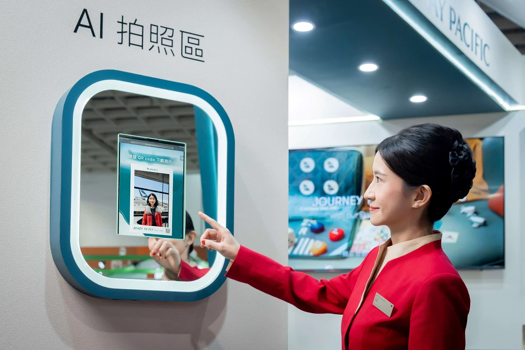 國泰航空在 ITF 旅展現場設置「一拍即飛」 AI 拍照體驗，讓民眾體驗拍攝 Q 版環遊世界打卡照。（圖片由國泰航空提供）