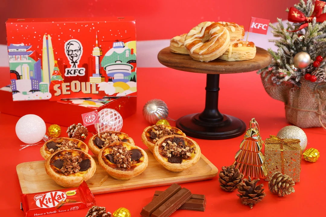 肯德基攜手全球知名巧克力品牌 KITKAT推出全新「奇巧可可流心三重奏蛋撻」；「草莓奶油比司吉」 也是今年「聖誕巨大桶」亮點之一