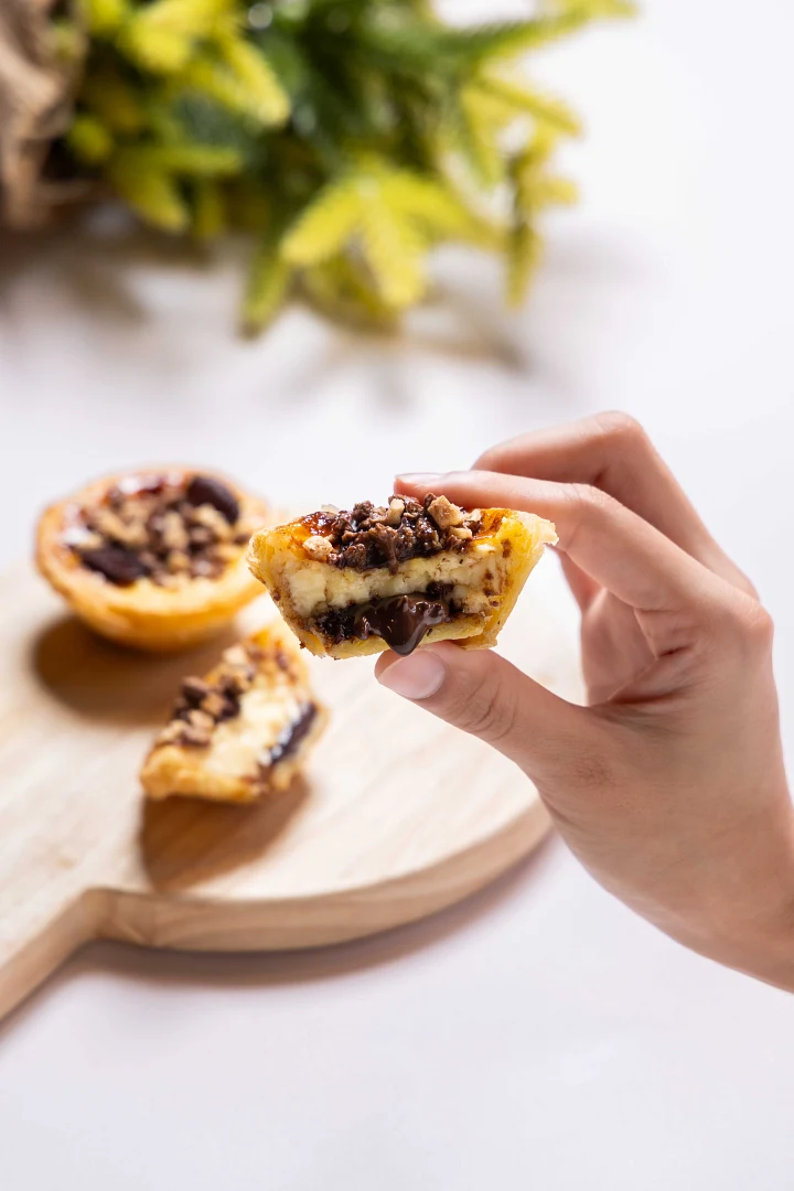 「奇巧可可流心三重奏蛋撻」將肯德基經典的蛋撻與KITKAT®招牌的威化巧克力完美融合，創造出一口三重驚喜的全新體驗