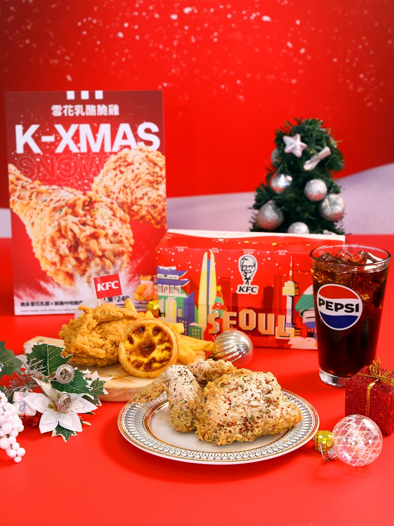 肯德基推出冬季限定「雪花乳酪脆雞」──以金黃酥脆的咔啦脆雞為基底，輕灑細緻如雪的乳酪粉，外酥內嫩、微鹹奶香交織，彷彿在口中落下一場溫柔初雪