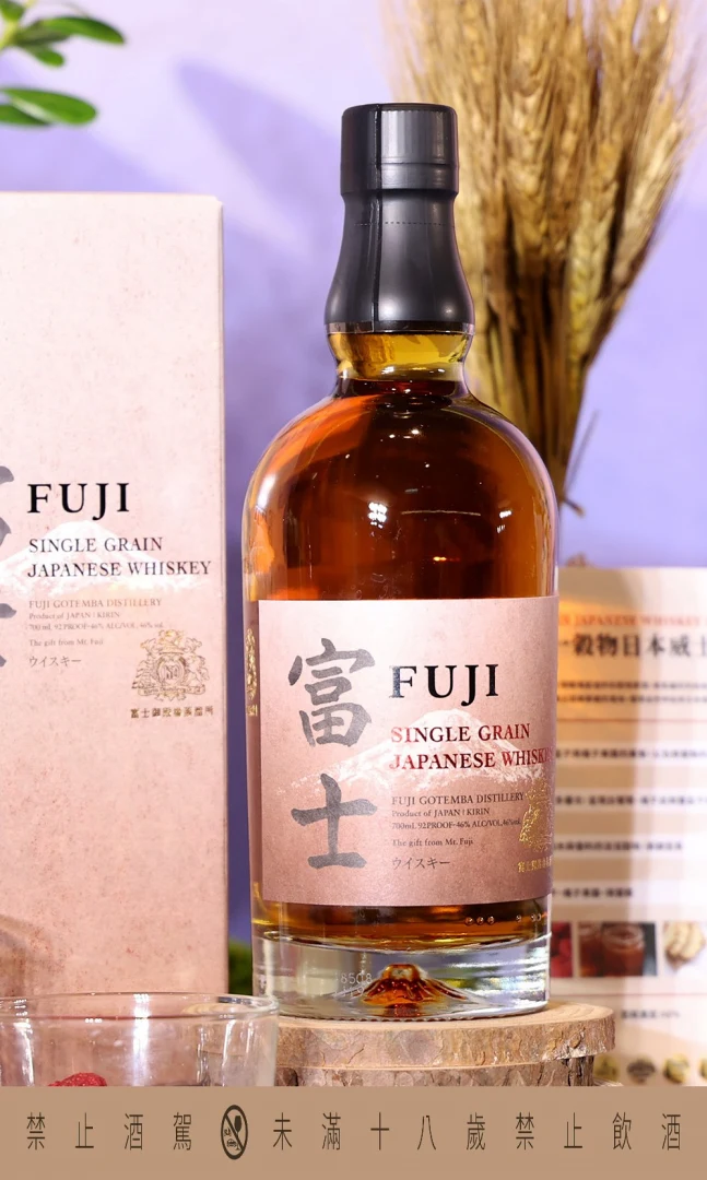 KIRIN富士系列的瓶身和風標籤上印有「富士」漢字與雪景富士山
