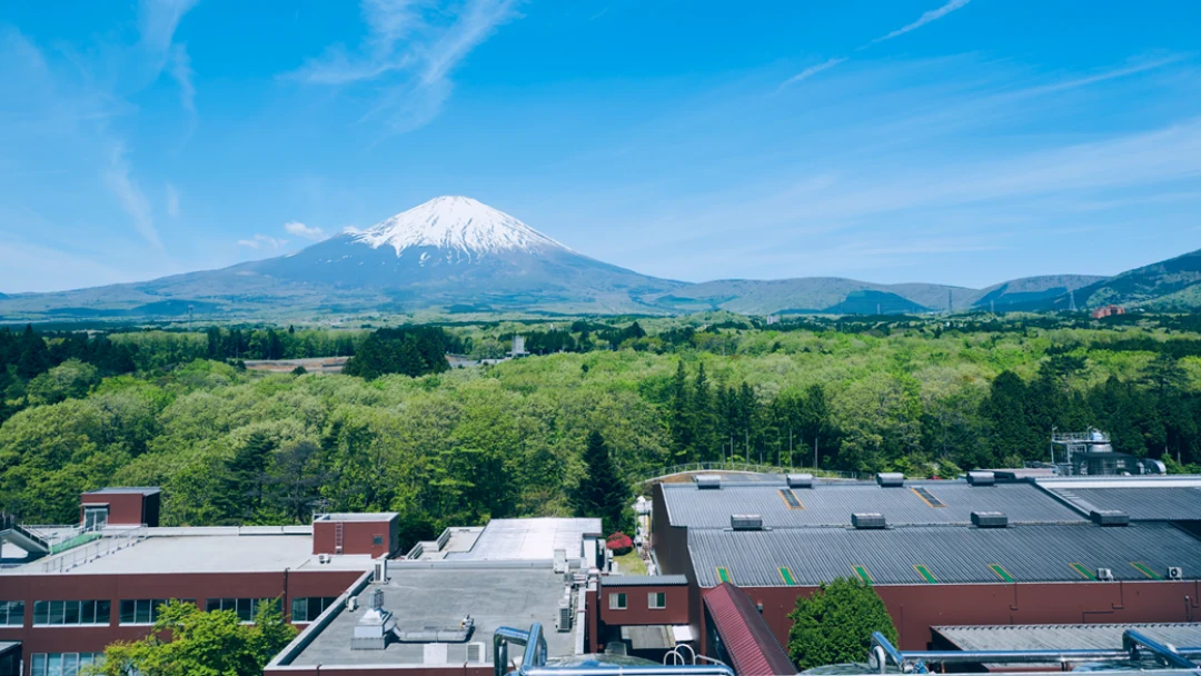 位於靜岡縣海拔620公尺的富士御殿場蒸溜所，是孕育「富士日本威士忌」純淨風味與靜謐美學的誕生之地。