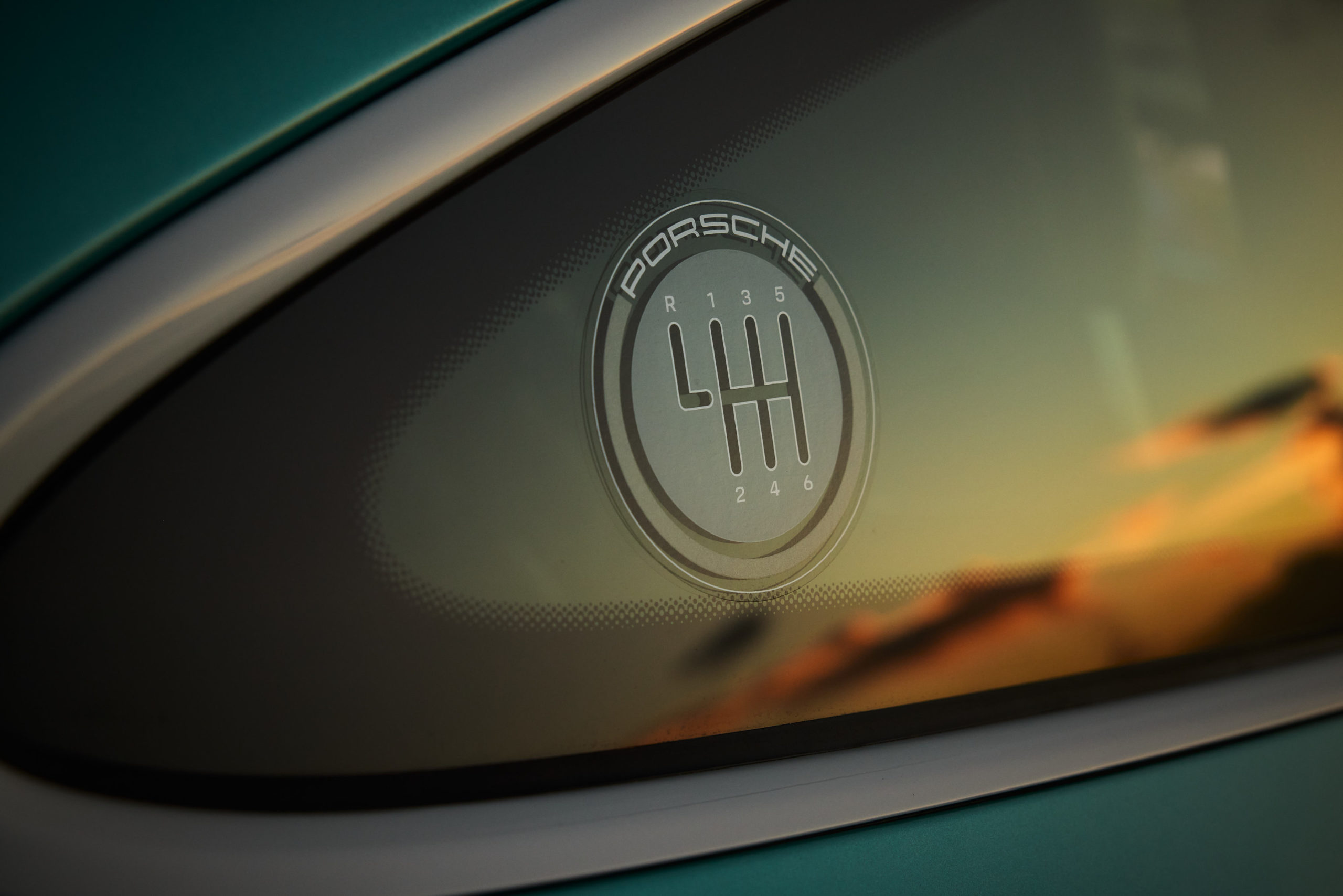 源於島嶼之美，凝鍊極致工藝 PORSCHE 911 CARRERA T 