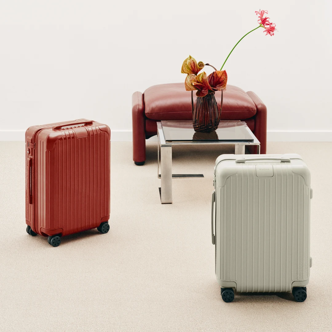 RIMOWA Essential 系列行李箱季節新色—灰礫色（Clay）與 赤陶色（Terracotta）