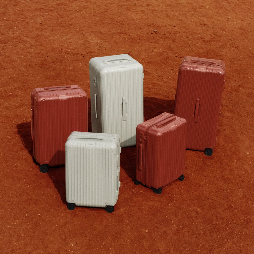 RIMOWA Essential 系列行李箱季節新色—灰礫色（Clay）與 赤陶色（Terracotta）