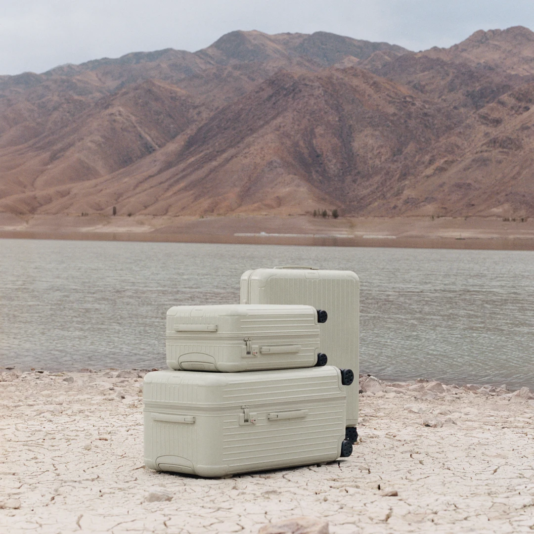 RIMOWA Essential 系列行李箱季節新色—灰礫色（Clay）與 赤陶色（Terracotta）