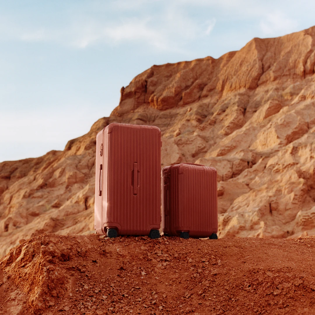 RIMOWA Essential 系列行李箱季節新色—灰礫色（Clay）與 赤陶色（Terracotta）