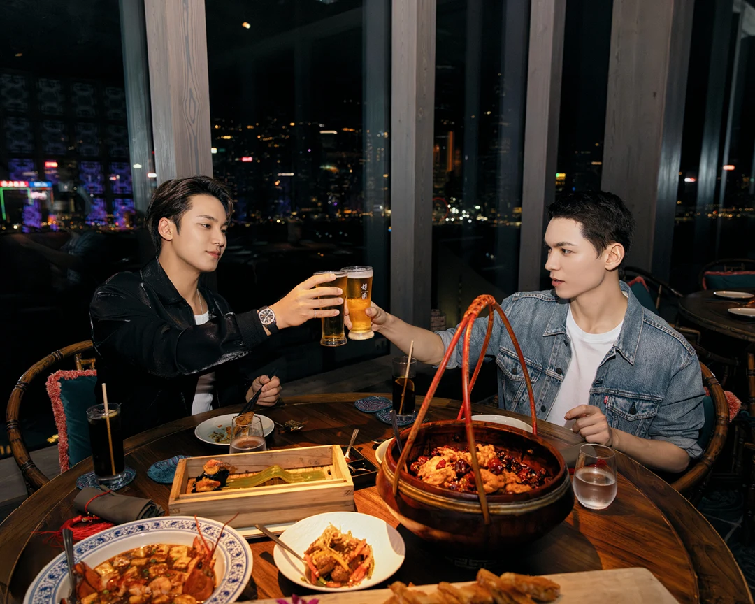 MINGYU與VERNON打卡中菜食府，品嚐一系列中式佳餚，包括北京片皮鴨與傳統點心拼盤。