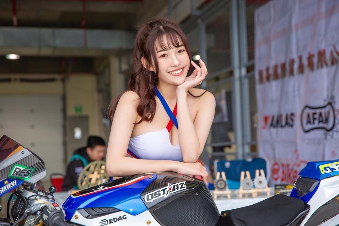 「重機女神」江江解放 E 級豐胸！超兇上圍、火辣內衣試探撩粉：「如果出寫真有人會買嗎！」