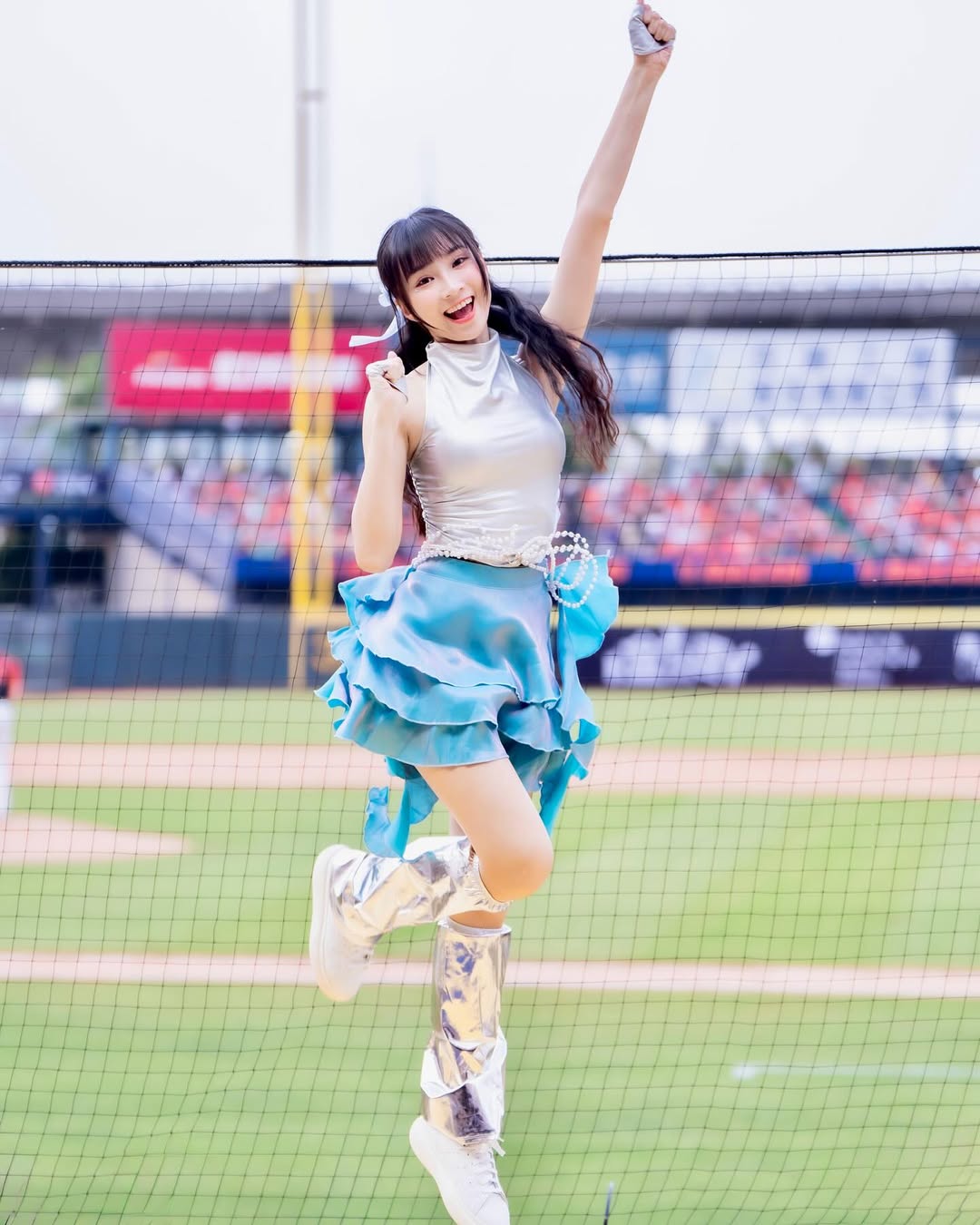 啦啦隊選美皇后「曼容」再登國際舞台！璀璨薄紗禮服、火辣比基尼驚豔全網！