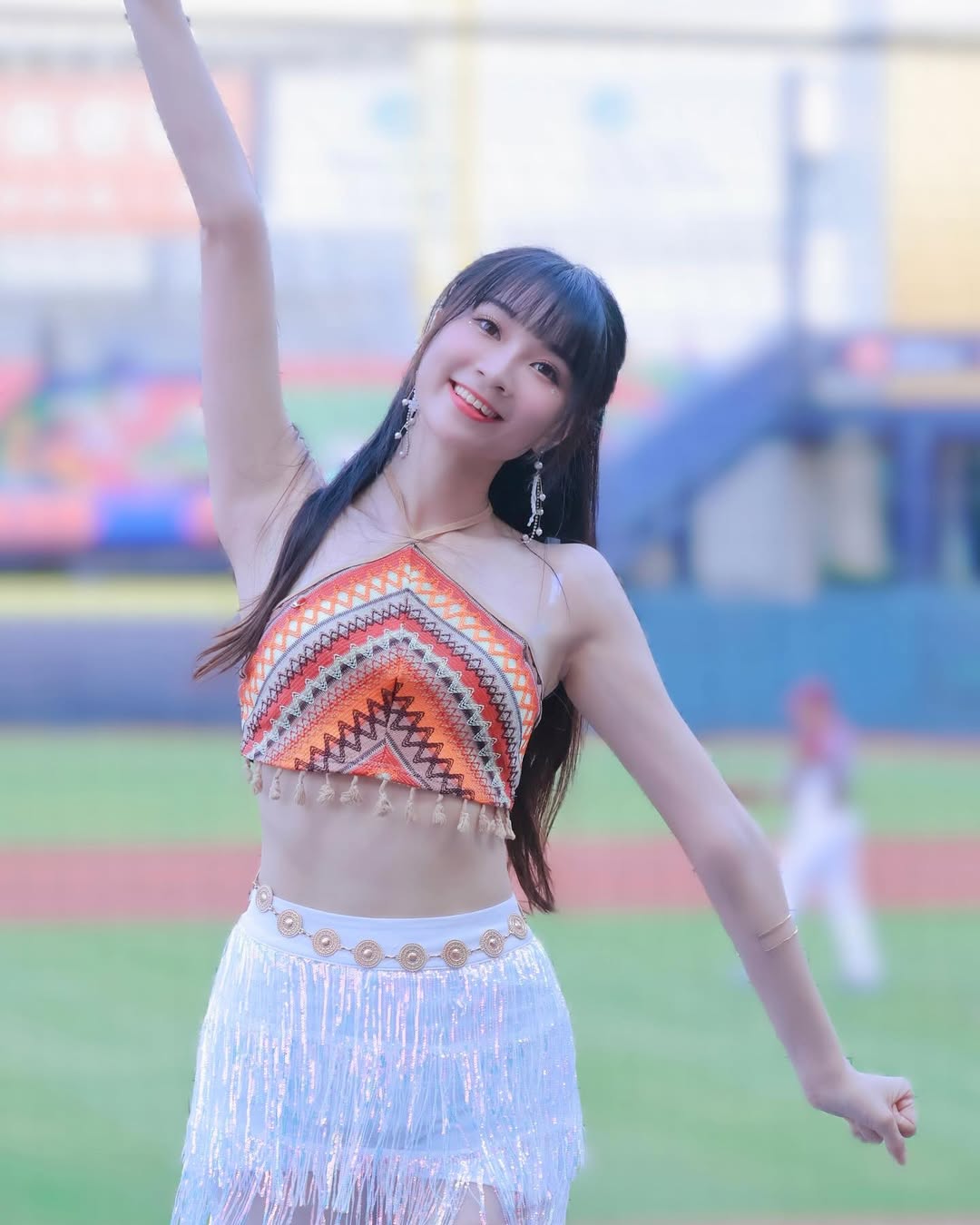 啦啦隊選美皇后「曼容」再登國際舞台！璀璨薄紗禮服、火辣比基尼驚豔全網！