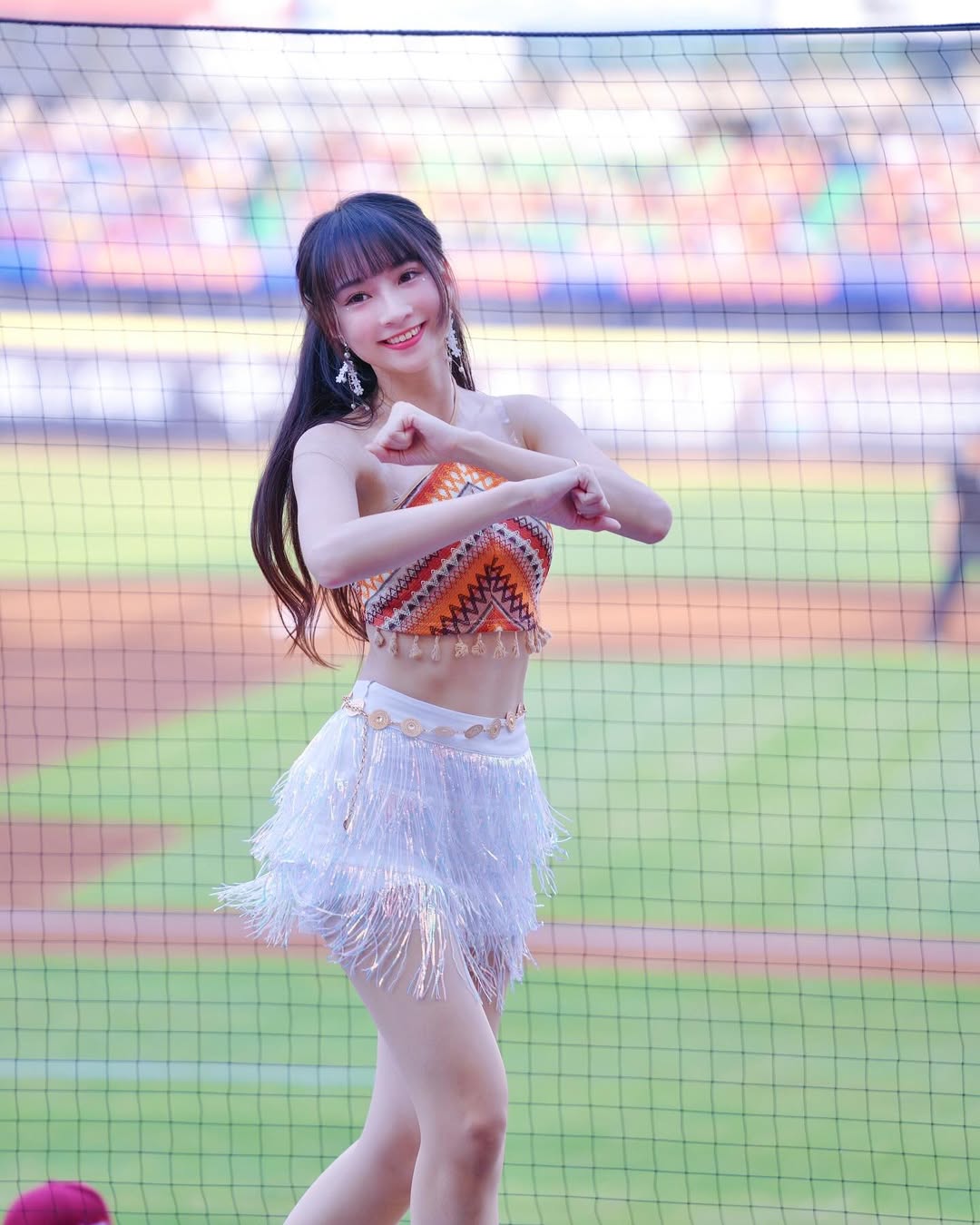 啦啦隊選美皇后「曼容」再登國際舞台！璀璨薄紗禮服、火辣比基尼驚豔全網！