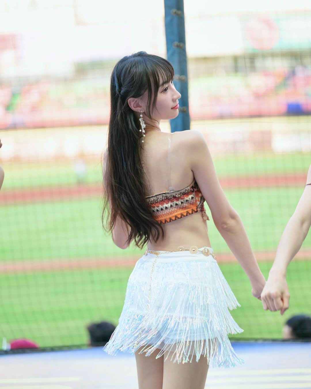 啦啦隊選美皇后「曼容」再登國際舞台！璀璨薄紗禮服、火辣比基尼驚豔全網！