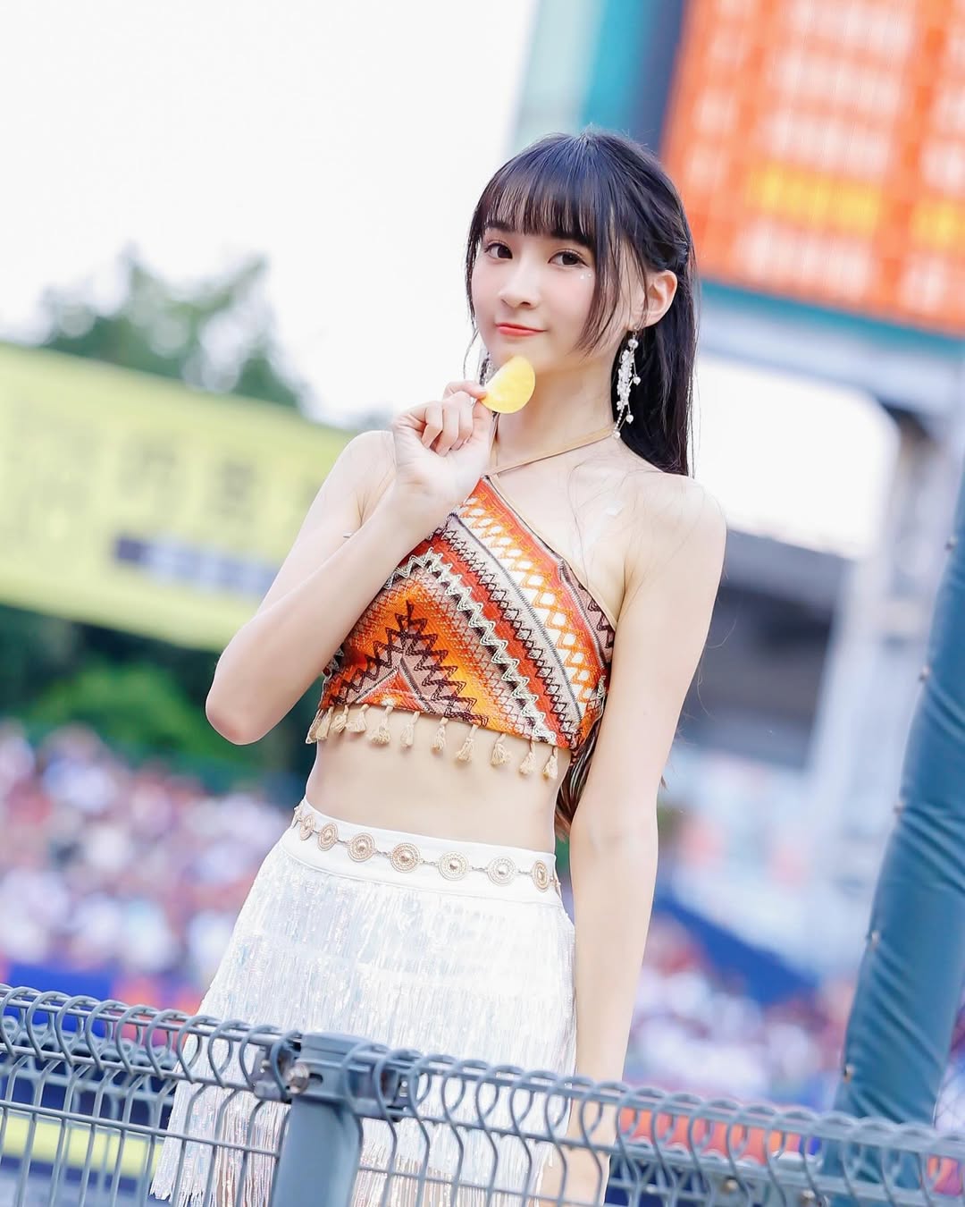 啦啦隊選美皇后「曼容」再登國際舞台！璀璨薄紗禮服、火辣比基尼驚豔全網！