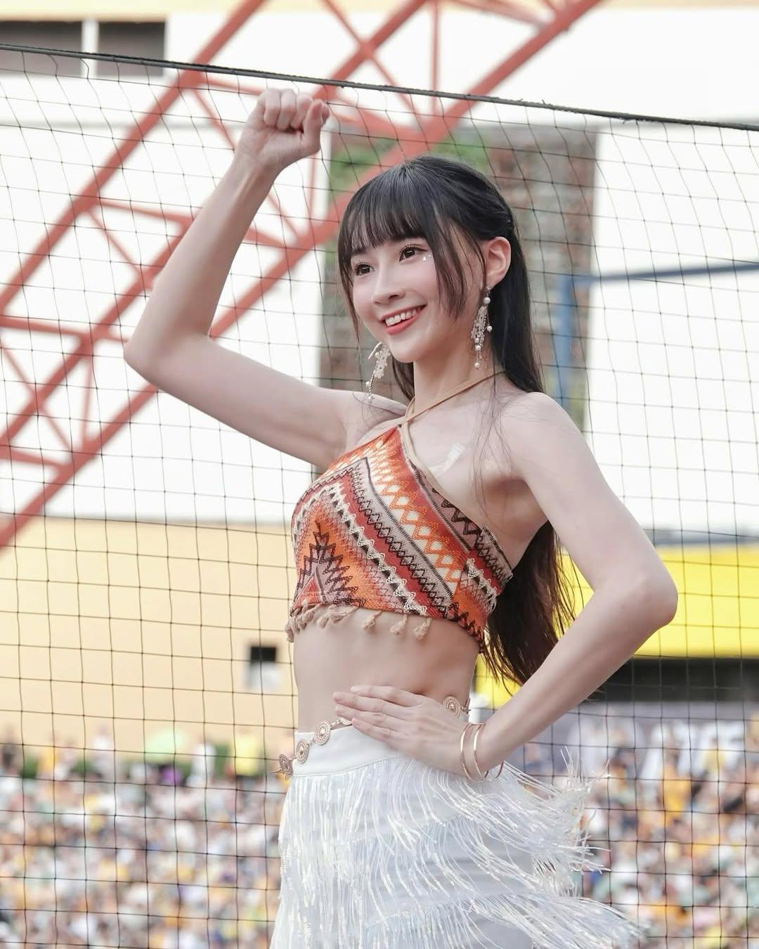 啦啦隊選美皇后「曼容」再登國際舞台！璀璨薄紗禮服、火辣比基尼驚豔全網！