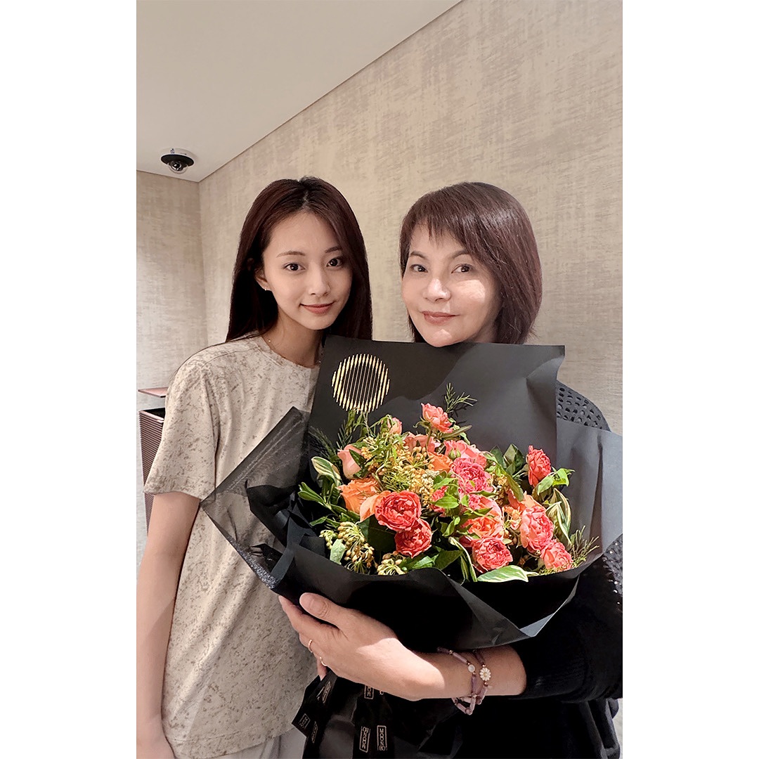 TWICE 連兩天演唱會！後台宛如「大型夜市」大腸包小腸、大腸麵線全登場　子瑜媽笑喊：她叫我去買的