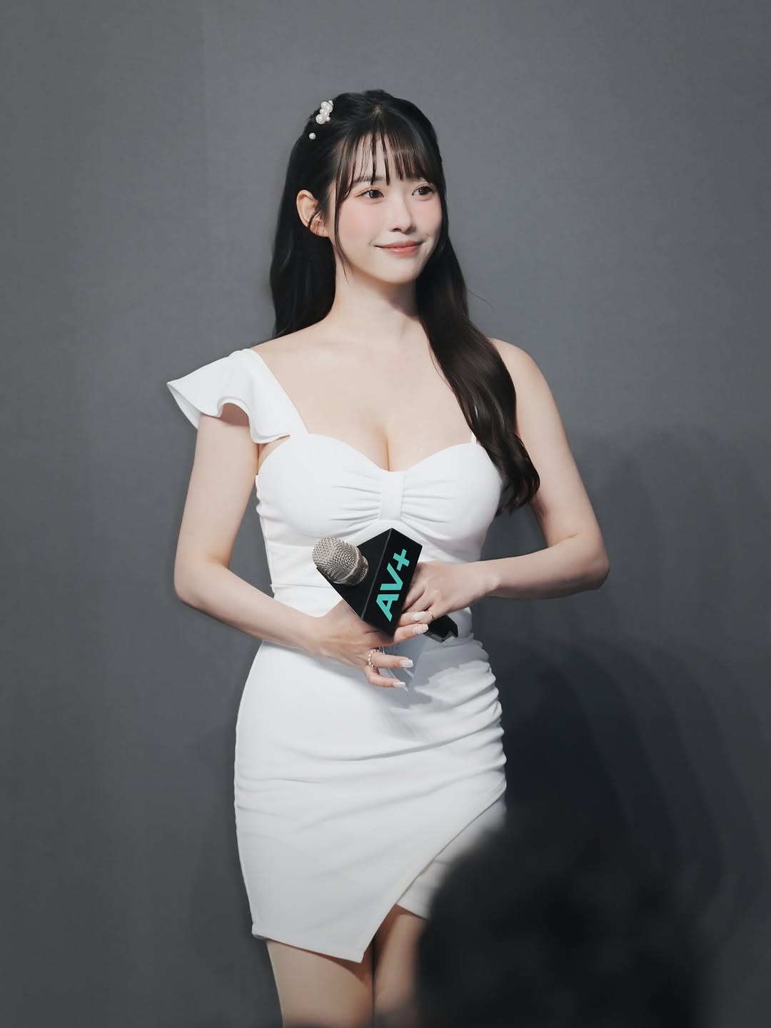 「重機女神」江江解放 E 級豐胸！超兇上圍、火辣內衣試探撩粉：「如果出寫真有人會買嗎！」