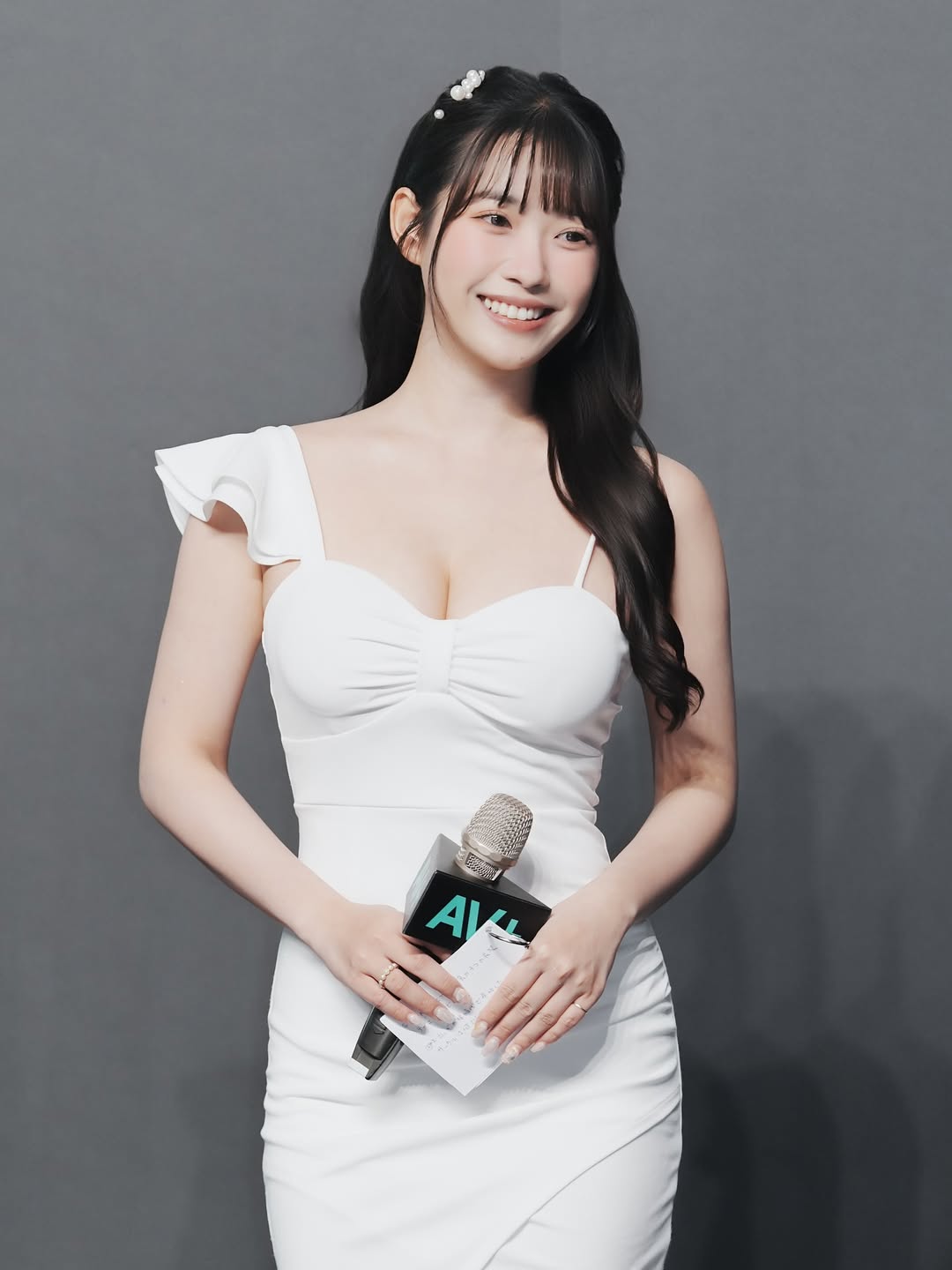 「重機女神」江江解放 E 級豐胸！超兇上圍、火辣內衣試探撩粉：「如果出寫真有人會買嗎！」