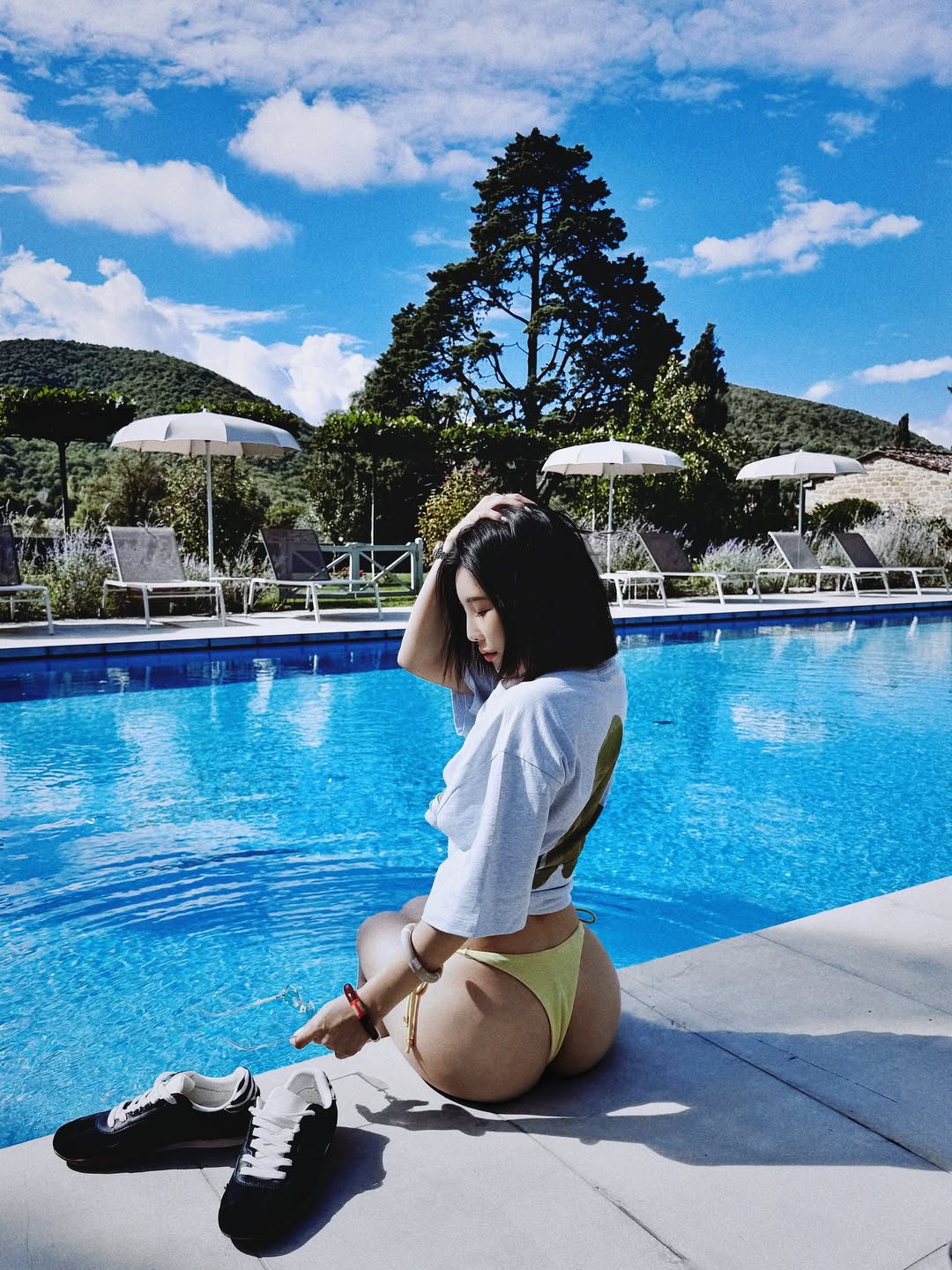 維納斯女神降臨！「壯壯」激辣戰袍放送火辣南半球、性感美腿，三角地帶若隱若現！