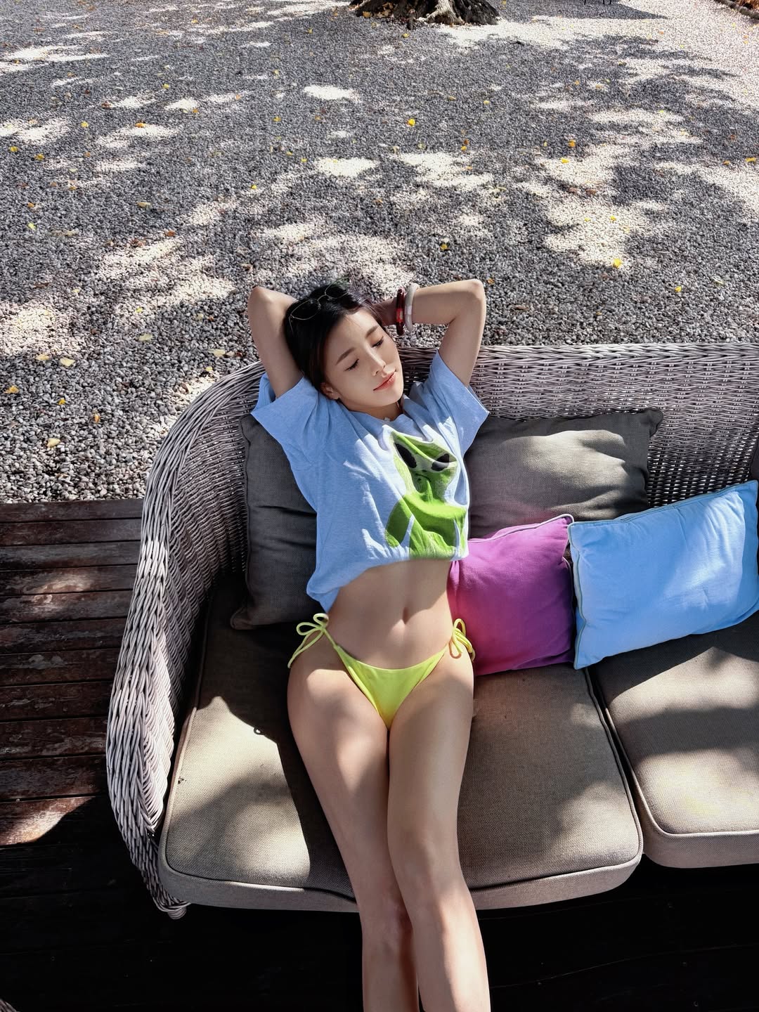 維納斯女神降臨！「壯壯」激辣戰袍放送火辣南半球、性感美腿，三角地帶若隱若現！