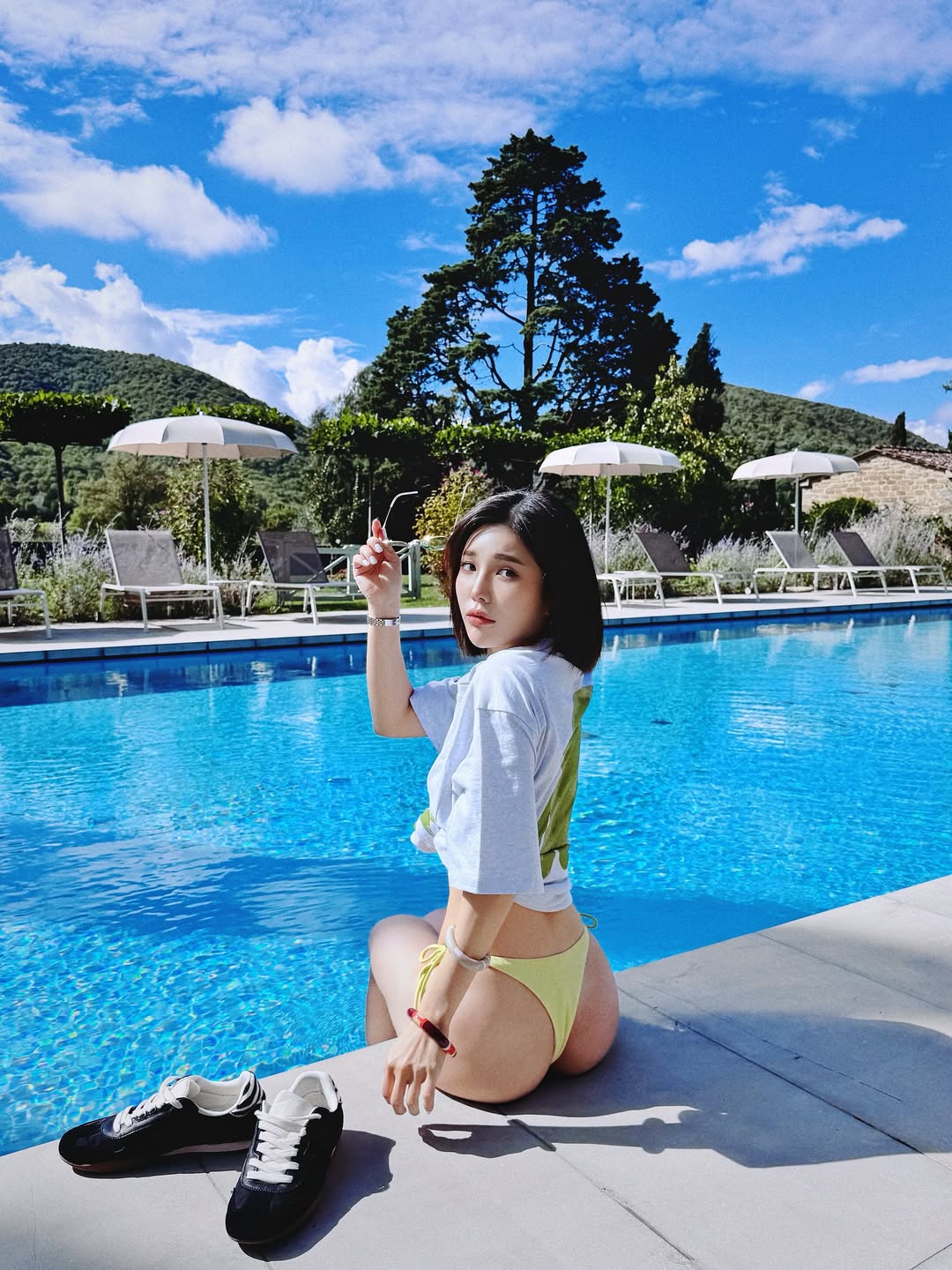 維納斯女神降臨！「壯壯」激辣戰袍放送火辣南半球、性感美腿，三角地帶若隱若現！