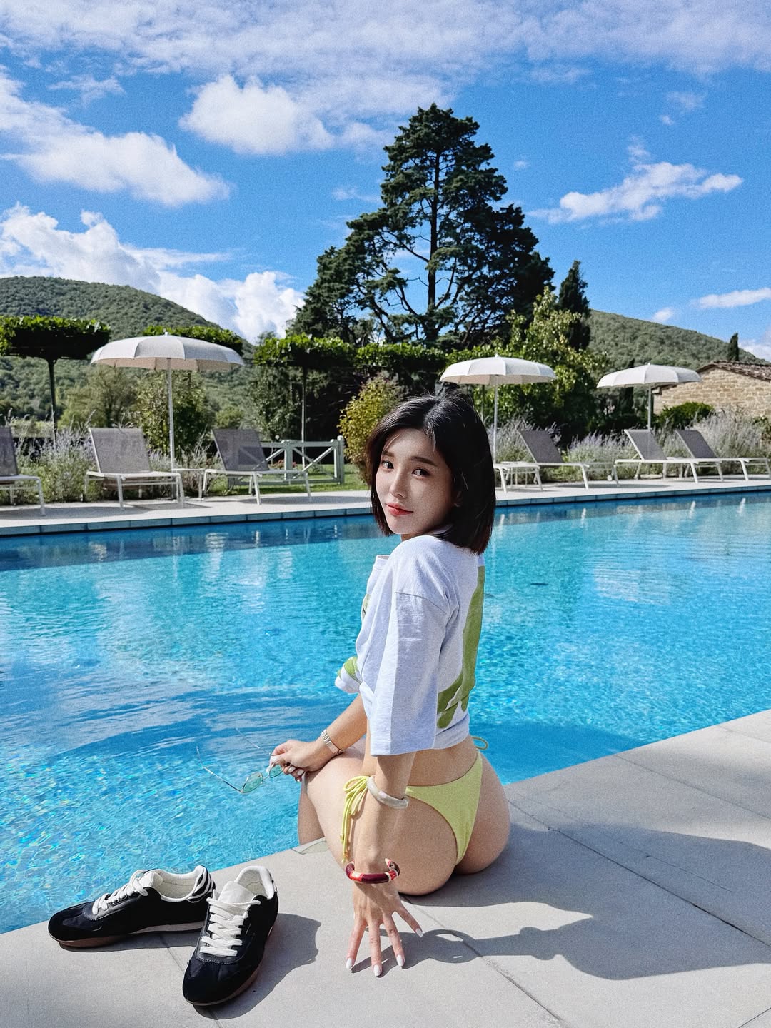 維納斯女神降臨！「壯壯」激辣戰袍放送火辣南半球、性感美腿，三角地帶若隱若現！