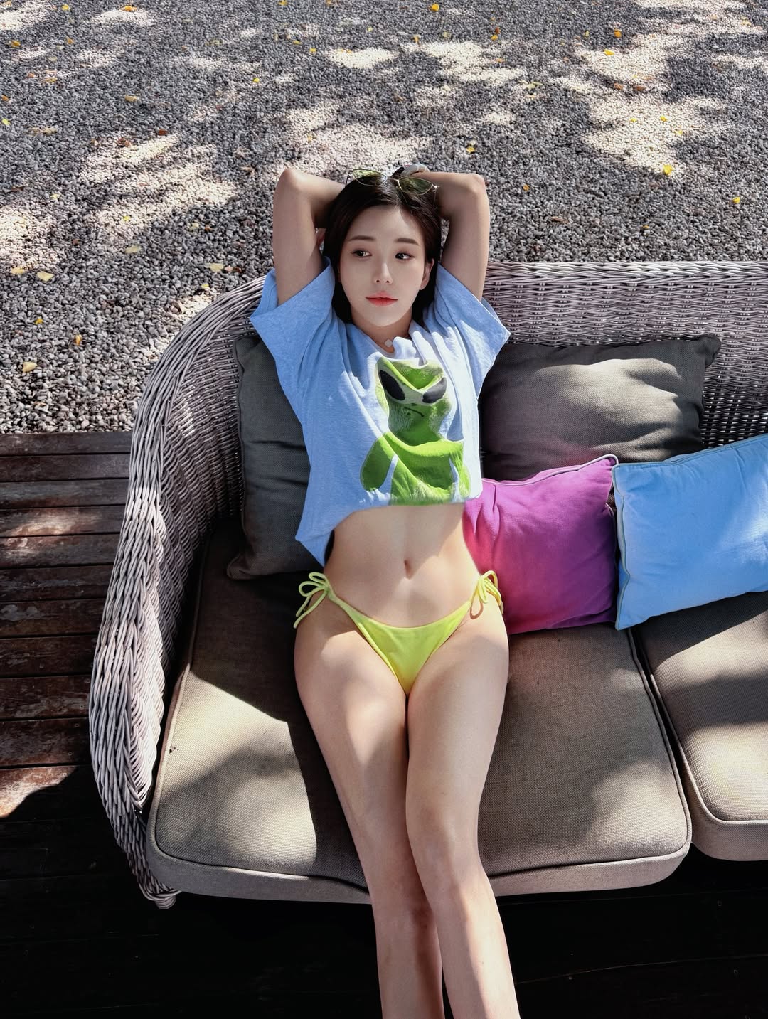 維納斯女神降臨！「壯壯」激辣戰袍放送火辣南半球、性感美腿，三角地帶若隱若現！